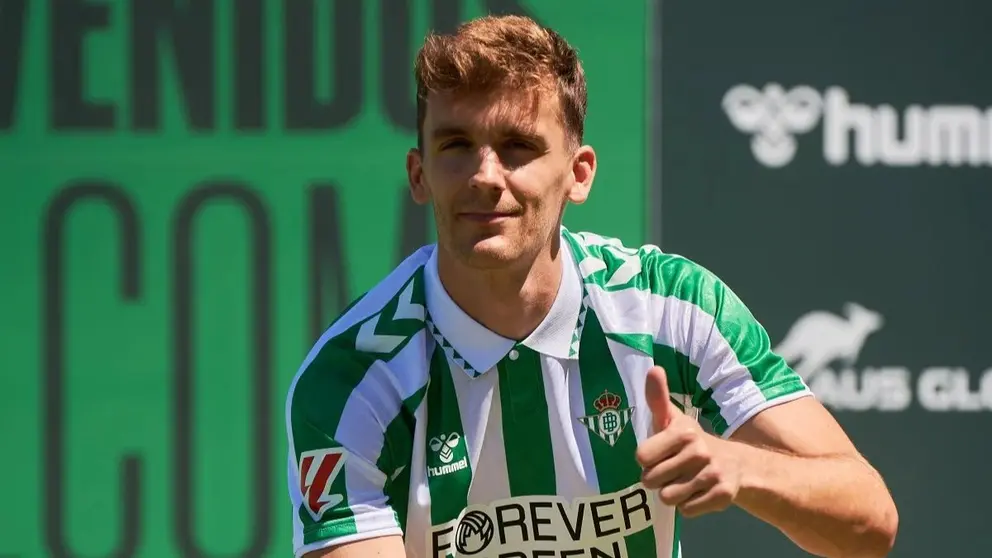 Diego Llorente en su presentaci&oacute;n con el Real Betis | Salvador L&oacute;pez Medina para El MIRA
