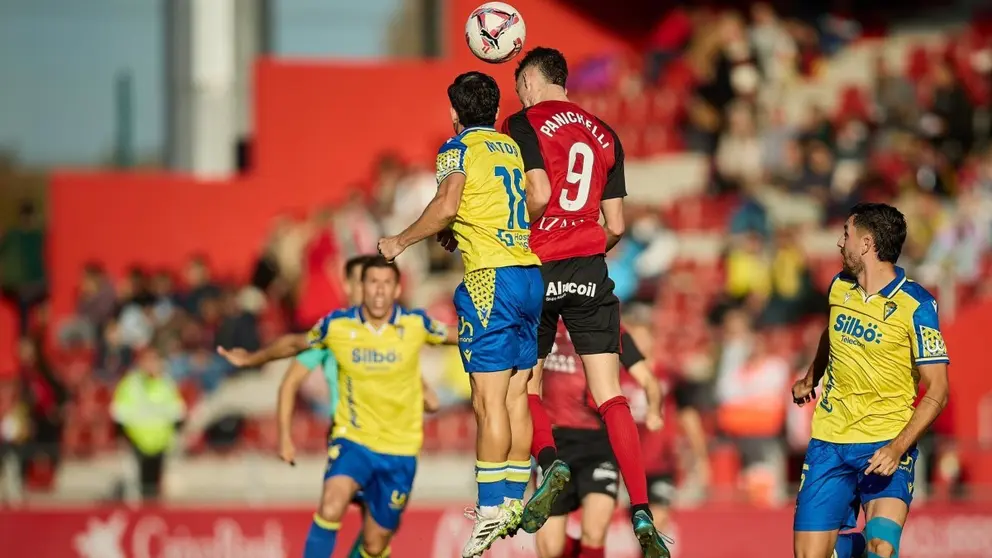 Duelo a&eacute;reo en el CD Mirand&eacute;s - C&aacute;diz CF | CDM