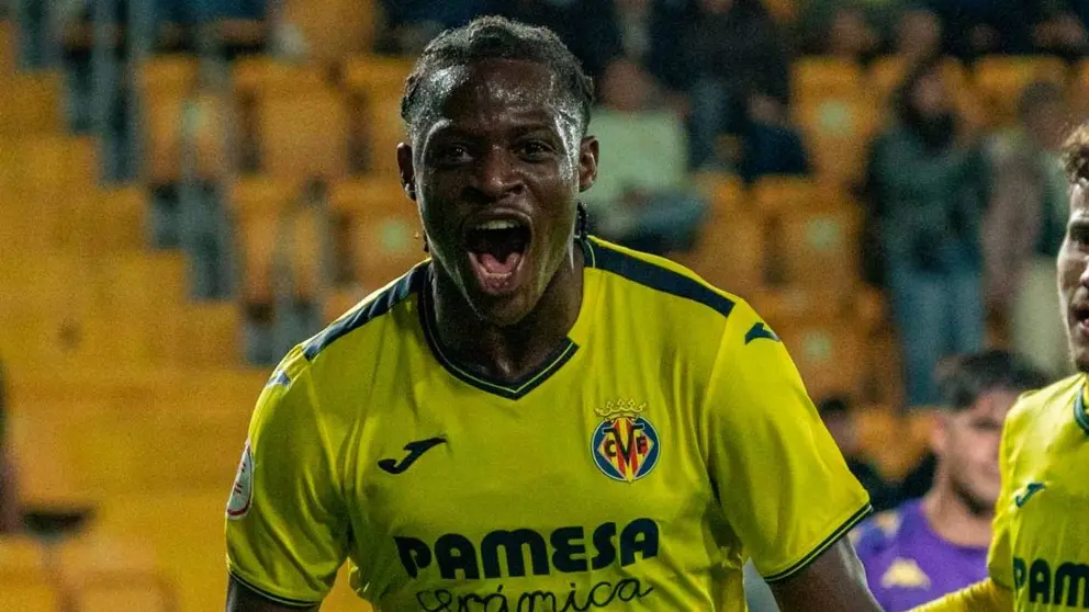 Etta Eyong celebra una de los dos goles anotados con el filial del Villarreal CF ante la AD Alcorc&oacute;n | @CanteraGrogueta