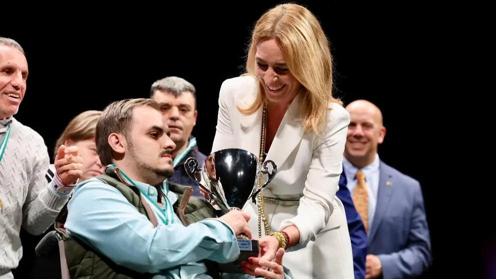 Almudena Mart&iacute;nez ofreciendo el reconocimiento a los galardonados