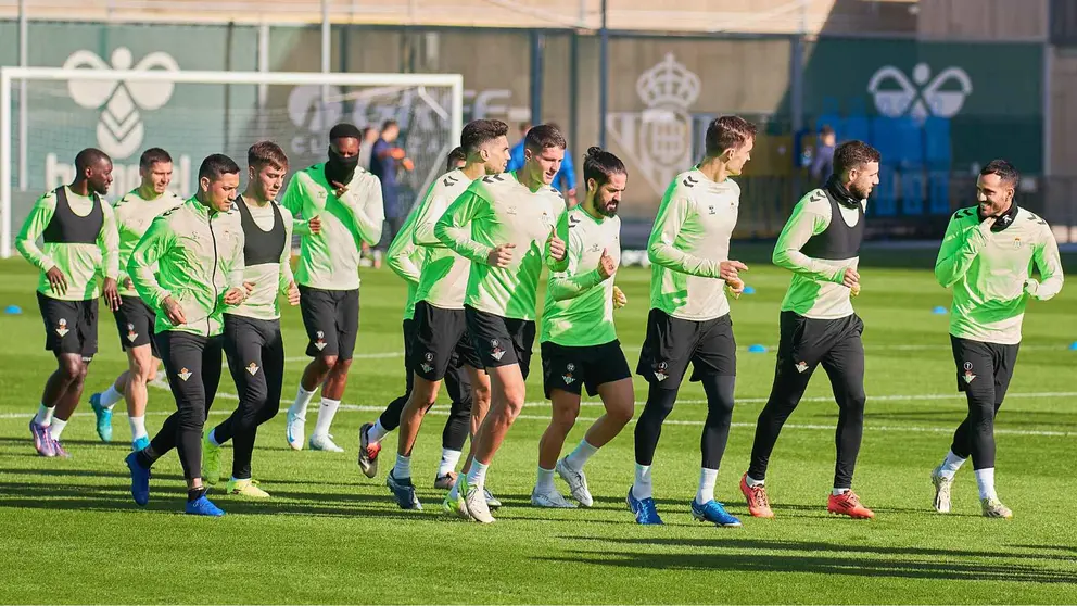 Entrenamiento del Real Betis previo al Mlad&aacute; Boleslav | Salvador L&oacute;pez Medina para El MIRA