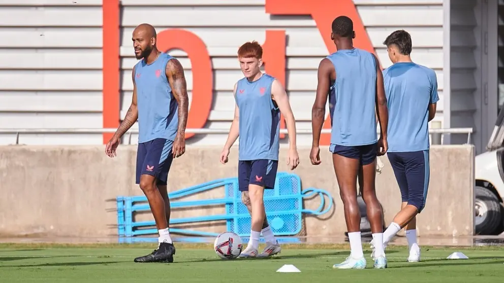 Valent&iacute;n Barco en un entrenamiento con el Sevilla FC | Salvador L&oacute;pez Medina para El MIRA