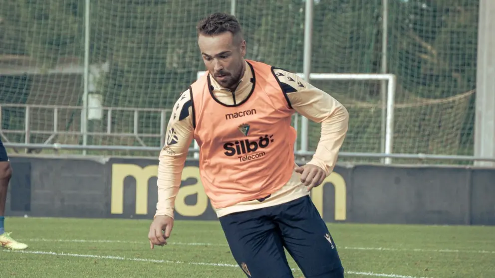 Javi Ontiveros durante una sesi&oacute;n de entrenamiento con el C&aacute;diz CF | CCF