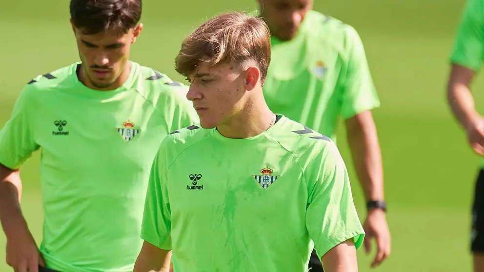 Jes&uacute;s Rodr&iacute;guez en el entrenamiento del Real Betis | Salvador L&oacute;pez Medina para El MIRA