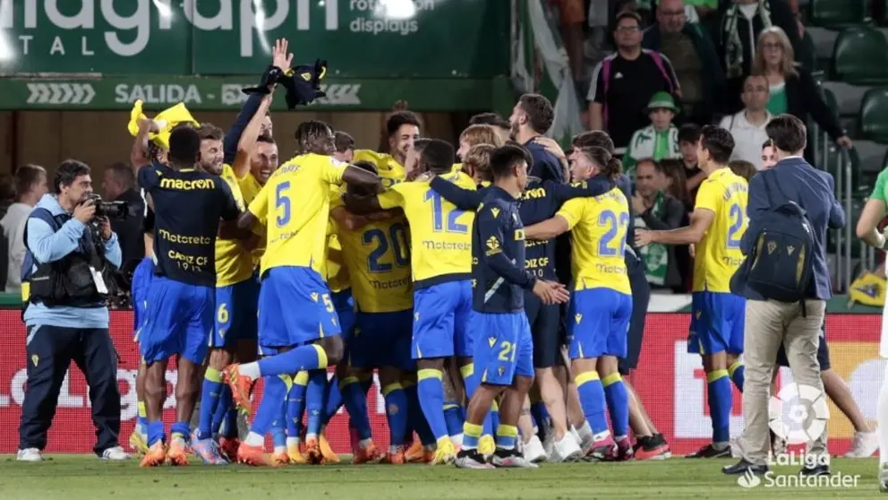 Los jugadores del C&aacute;diz CF celebran la permanencia en Primera Divisi&oacute;n obtenida en el Mart&iacute;nez Valero | LaLiga