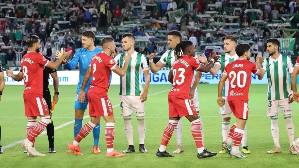 Saludo entre los jugadores de C&oacute;rdoba CF y FC Cartagena antes del partido | CCF