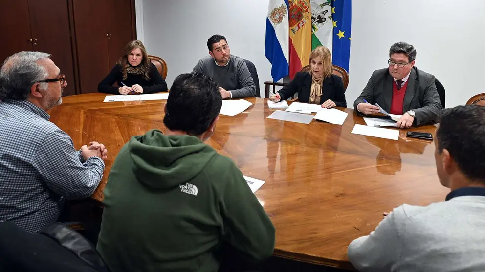 La alcaldesa reunida con la junta directiva del Club Deportivo Guadalcac&iacute;n F&uacute;tbol Sala F&eacute;minas