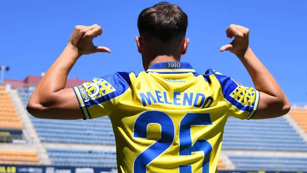 &Oacute;scar Melendo posa durante su presentaci&oacute;n con el C&aacute;diz CF | CCF