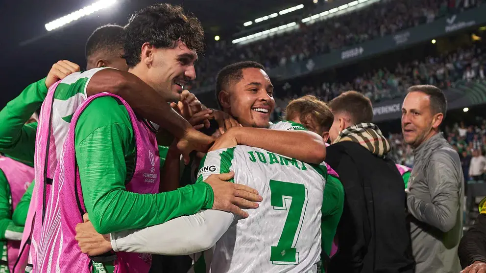 Los jugadores del Betis celebran el gol de Juanmi en el Real Betis - Celje | Salvador L&oacute;pez Medina para El MIRA
