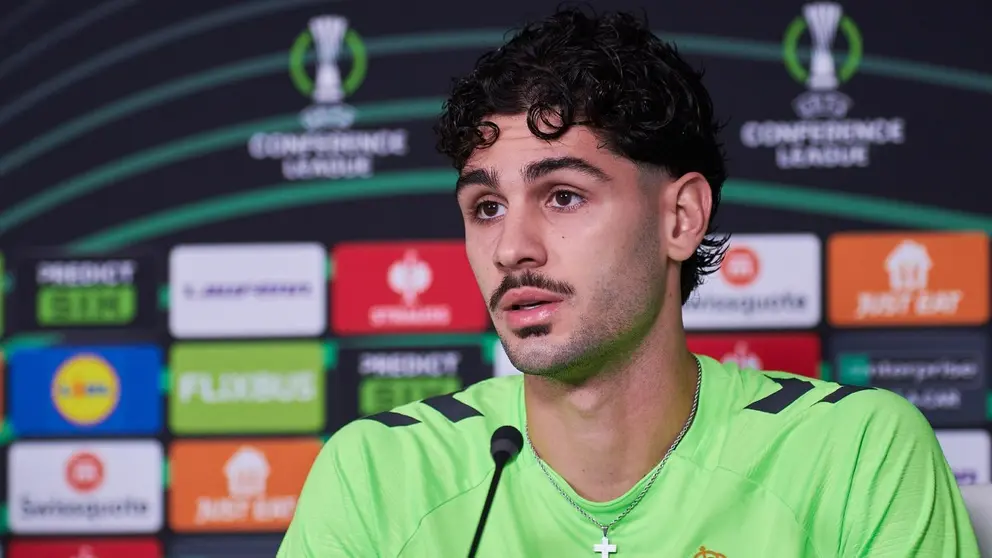 Johnny Cardoso en la rueda de prensa previa al Real Betis - HJK Helsinki | Salvador L&oacute;pez Medina para El MIRA