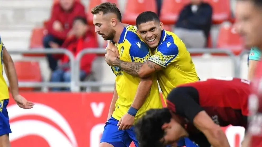 Javi Ontiveros y Brian Ocampo celebran el segundo gol del C&aacute;diz CF ante el CD Mirand&eacute;s | CCF