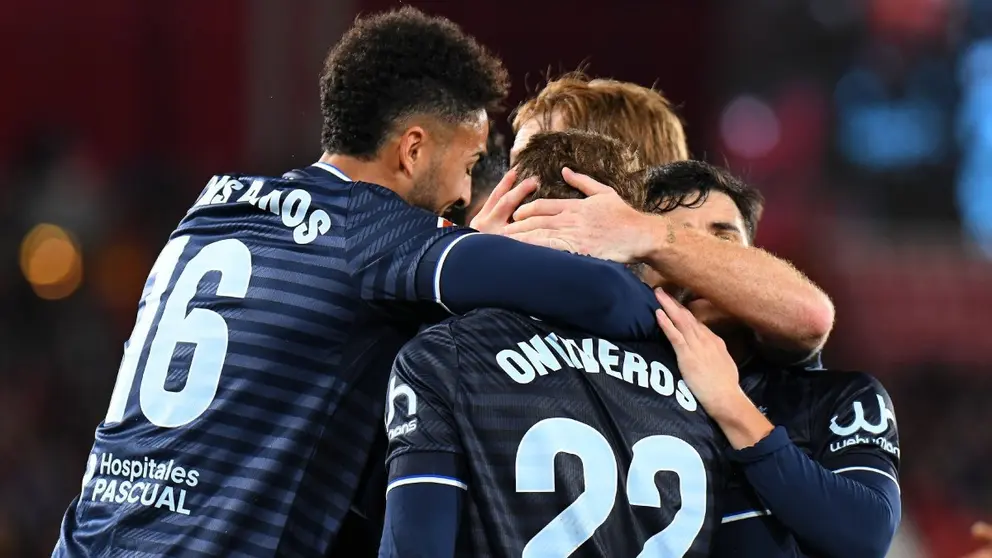 Los jugadores del C&aacute;diz CF celebran el gol de Javi Ontiveros ante la UD Almer&iacute;a | CCF