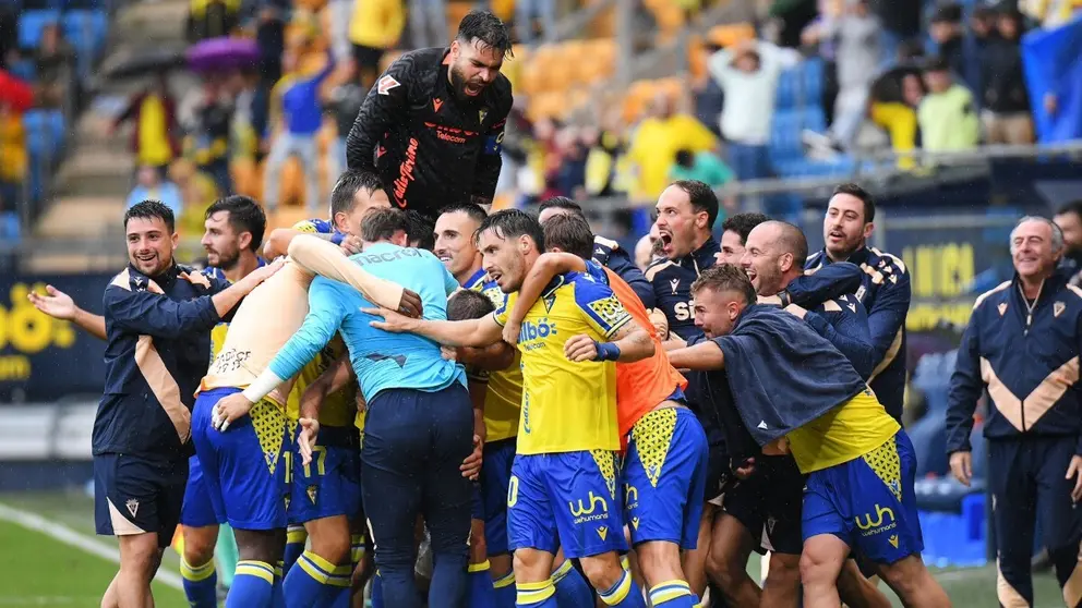 Los jugadores del C&aacute;diz CF celebran el gol anotado por Iza Carcel&eacute;n ante el Real Oviedo | CCF