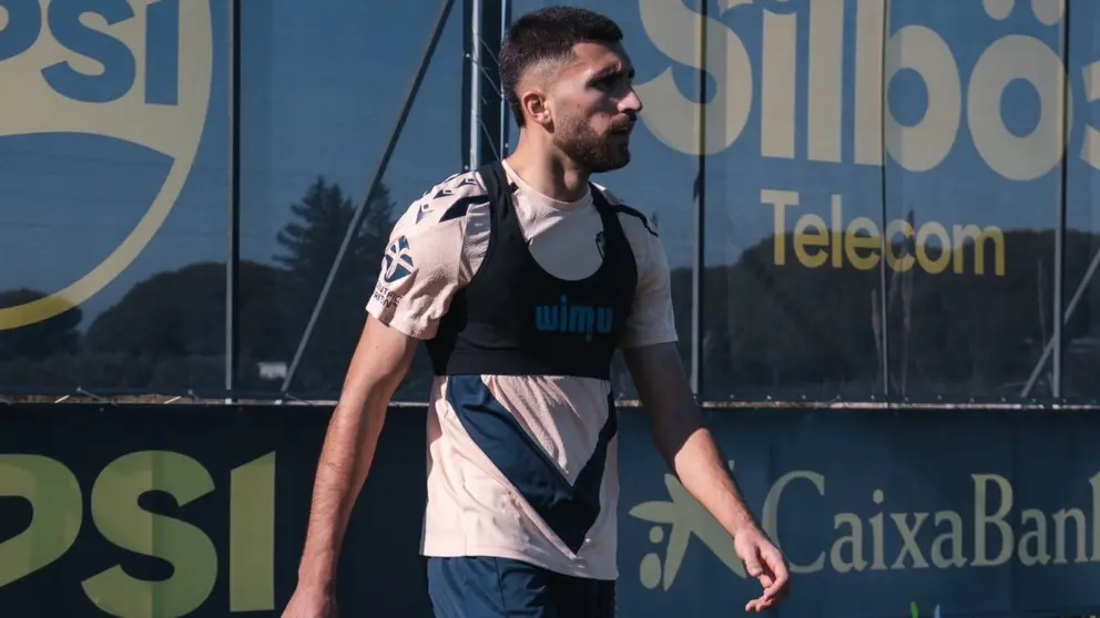 Mario Climent en su primer entrenamiento con el C&aacute;diz CF | CCF