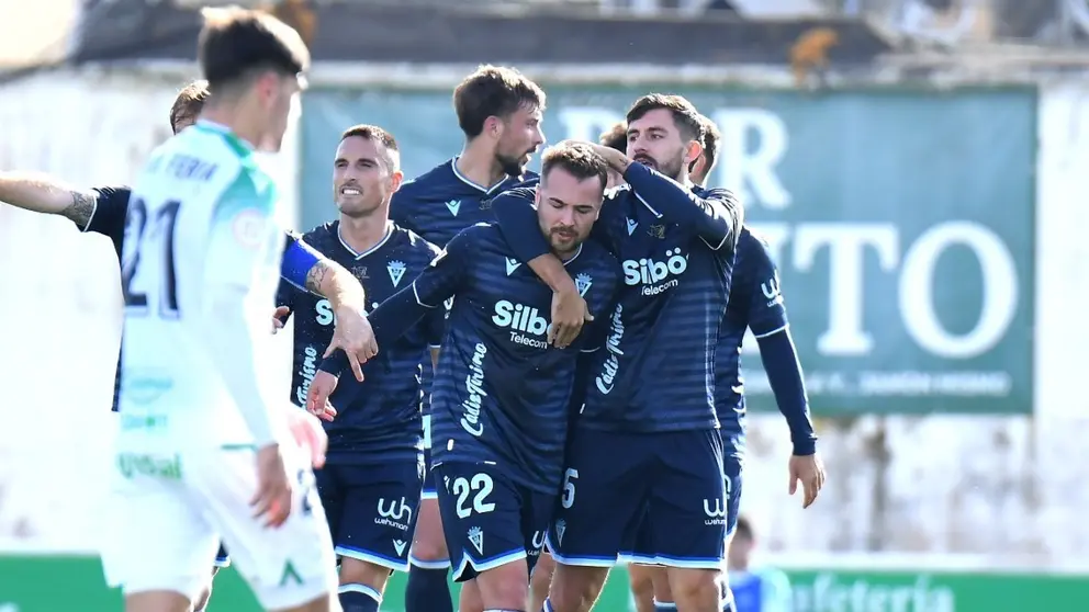 Los jugadores del C&aacute;diz CF celebran el gol de Javi Ontiveros en el amistoso ante el Atl&eacute;tico Sanluque&ntilde;o | CCF