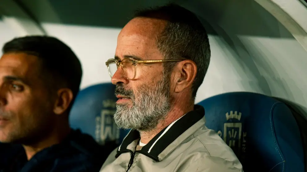 &Aacute;lvaro Cervera en el banquillo del CD Tenerife | CDT