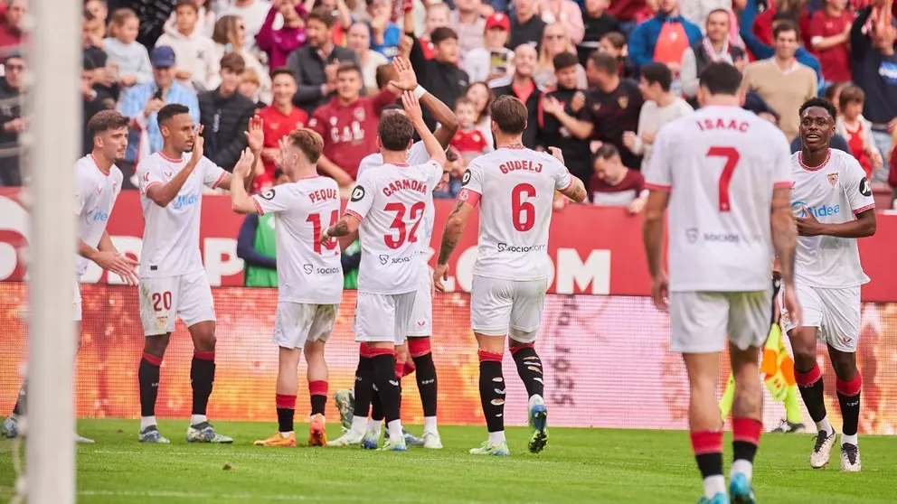 Los jugadores del Sevilla FC celebran el gol anotado ante el Rayo Vallecano | Salvador L&oacute;pez Medina para El MIRA