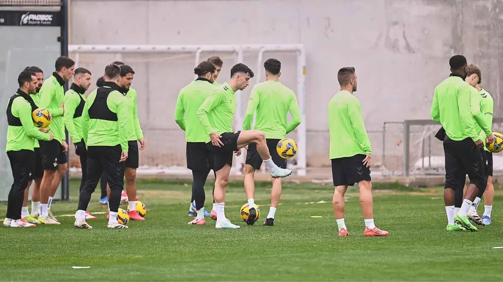 Marc Roca en el entrenamiento del Real Betis previo al Real Valladolid | Salvador L&oacute;pez Medina para El MIRA