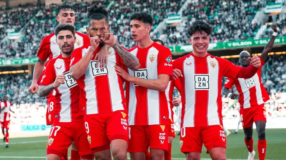 Los jugadores de la UD Almer&iacute;a celebran el gol de Luis Su&aacute;rez ante el C&oacute;rdoba CF | UDA