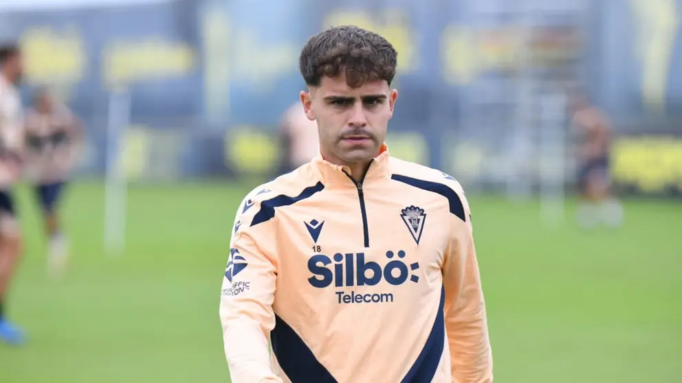 &Oacute;scar Melendo durante su primer entrenamiento grupal con el C&aacute;diz CF | CCF