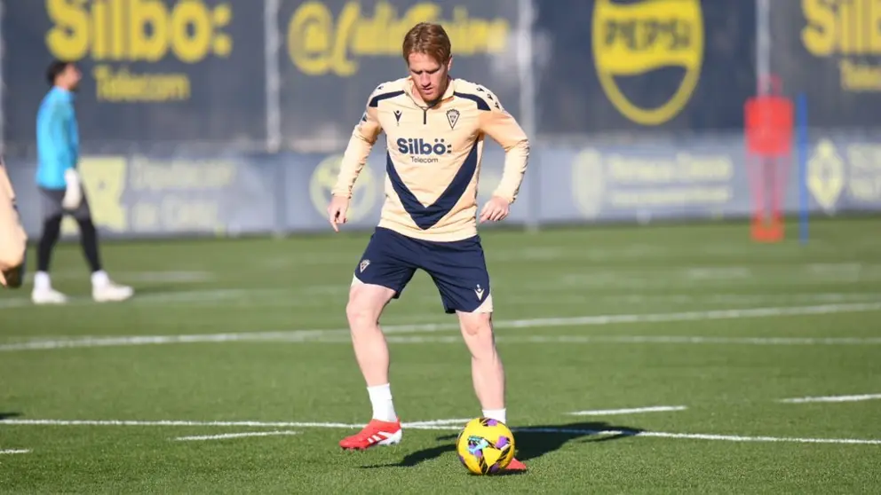 &Aacute;lex Fern&aacute;ndez durante un entrenamiento del C&aacute;diz CF | CCF