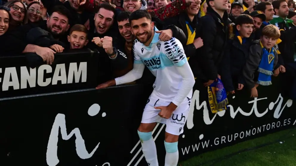 Mario Climent celebra la victoria del C&aacute;diz CF ante el CD Eldense junto a la afici&oacute;n | CCF