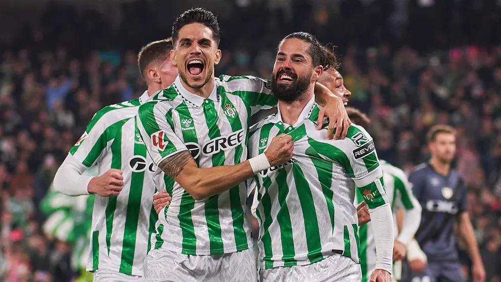 Marc Bartra e Isco celebran un gol con el Real Betis | Salvador L&oacute;pez Medina para El MIRA