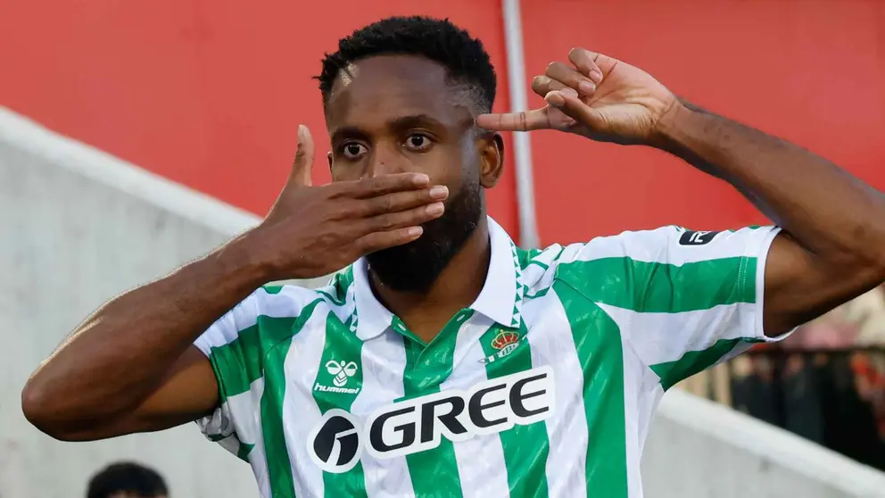 Bakambu celebra su gol en el RCD Mallorca - Real Betis | @LaLiga