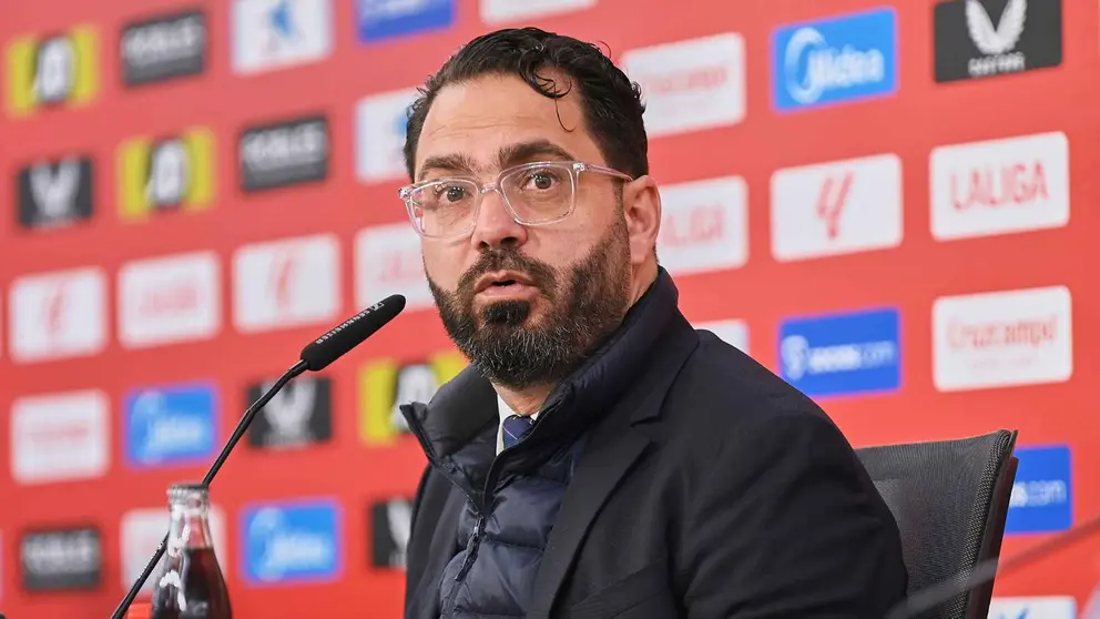 V&iacute;ctor Orta en la presentaci&oacute;n de Akor Adams con el Sevilla FC | Salvador L&oacute;pez Medina para El MIRA