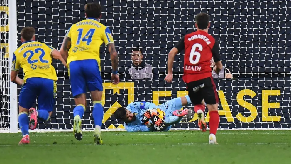 David Gil ataj&oacute; un penalti en el C&aacute;diz CF - CD Mirand&eacute;s | CCF