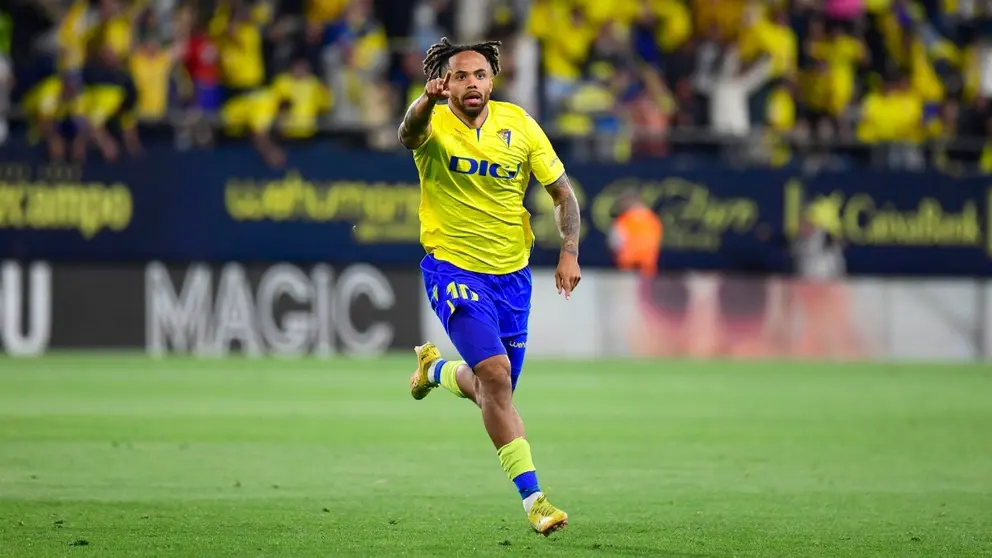 Th&eacute;o Bongonda celebra un gol anotado con la el&aacute;stica del C&aacute;diz CF | CCF