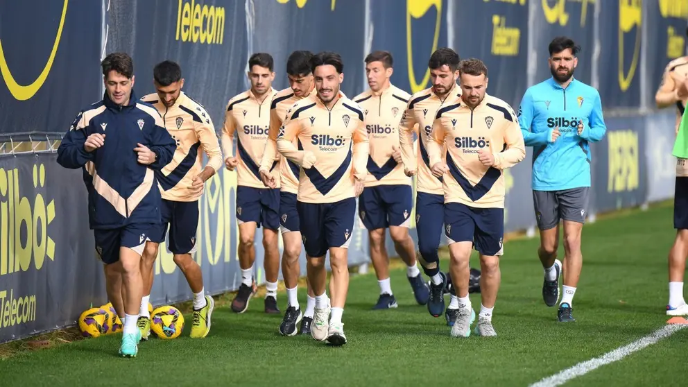 Los jugadores del C&aacute;diz CF durante un entrenamiento previo al partido ante el Real Zaragoza | CCF