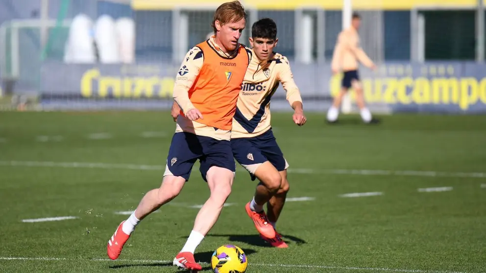 &Aacute;lex Fern&aacute;ndez durante un entrenamiento del C&aacute;diz CF | @AlexFdez8