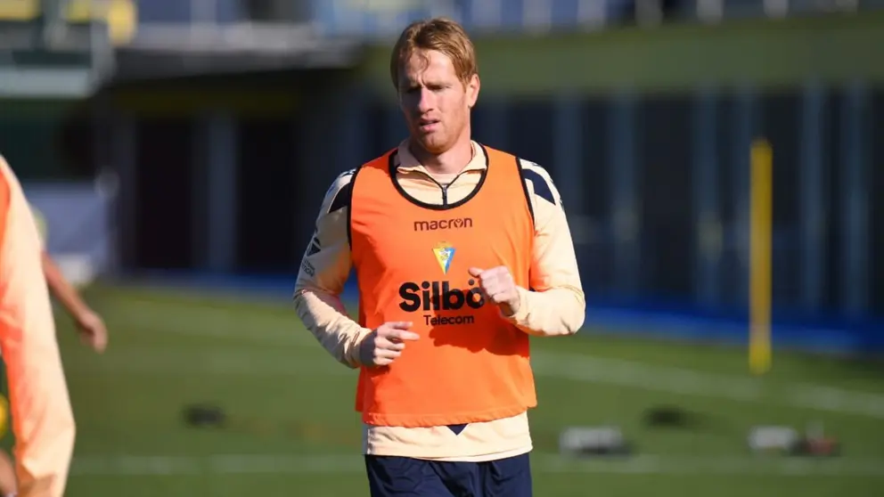 &Aacute;lex Fern&aacute;ndez durante un entrenamiento del C&aacute;diz CF | CCF