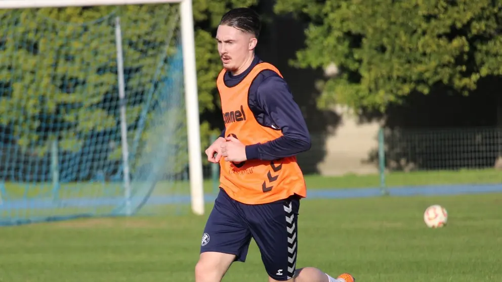 Marlone Foubert entrenando con la primera plantilla del Xerez Deportivo FC | Luc&iacute;a Aguilar