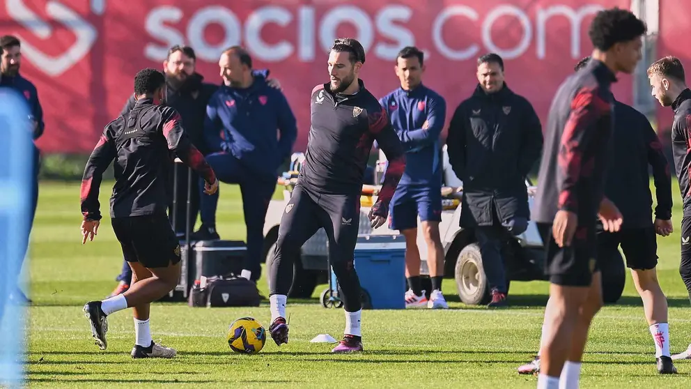 Gudelj en el entrenamiento del Sevilla FC previo al Valladolid | Salvador L&oacute;pez Medina para El MIRA