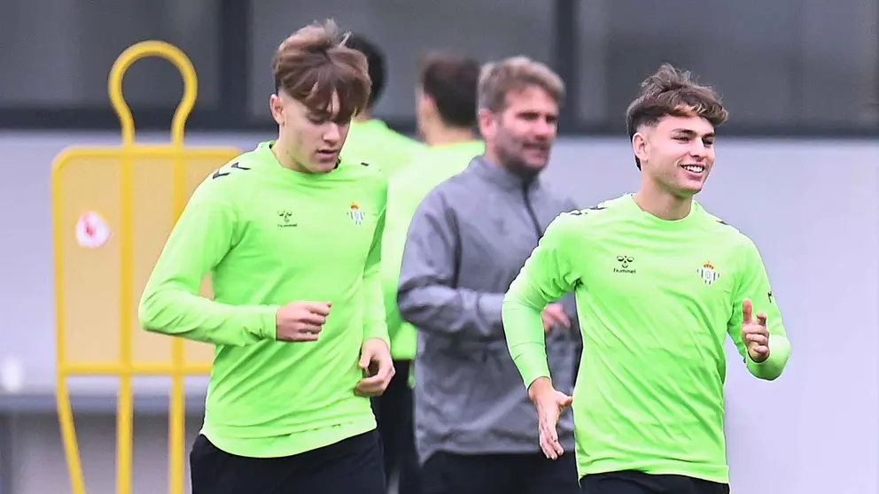 Jes&uacute;s Rodr&iacute;guez y &Aacute;ngel Ortiz en un entrenamiento con el Real Betis | Salvador L&oacute;pez Medina para El MIRA