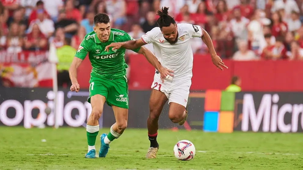 Chidera Ejuke y Marc Roca en el Sevilla FC - Real Betis | Salvador L&oacute;pez Medina para El MIRA