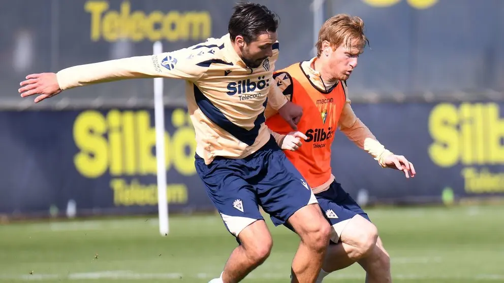 Bojan Kovacevic y &Aacute;lex Fern&aacute;ndez durante un entrenamiento del C&aacute;diz CF | CCF