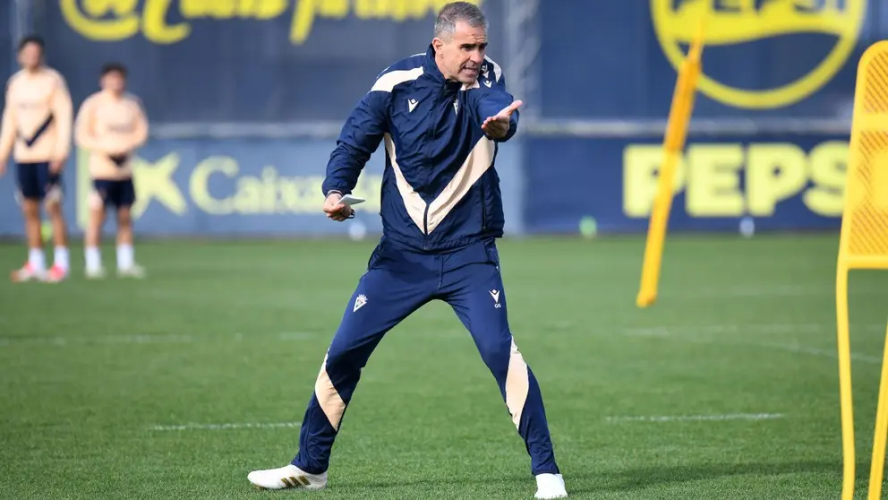 Gaizka Garitano durante un entrenamiento del C&aacute;diz CF | CCF