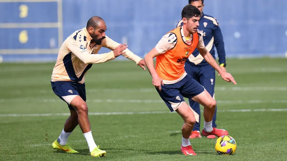 Carlos Fern&aacute;ndez y Fali durante un entrenamiento del C&aacute;diz CF | CCF