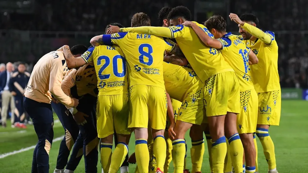 Los jugadores del C&aacute;diz CF celebran uno de los goles anotados ante el Racing de Santander | CCF