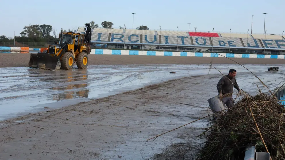 Trabajos de limpieza en el Circuito de Jerez-&Aacute;ngel Nieto