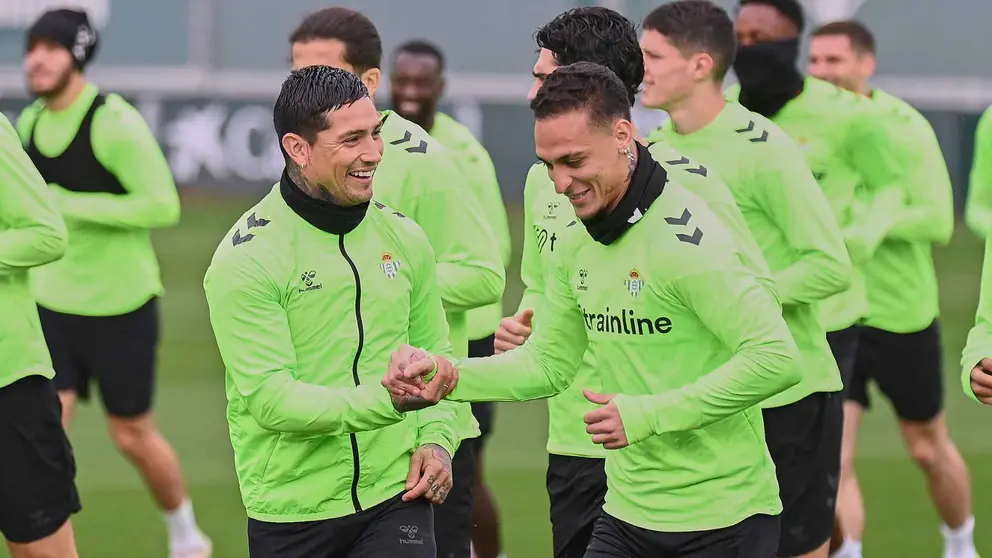 Chimy &Aacute;vila y Antony en el entrenamiento del Real Betis previo al Vitoria de Guimaraes | Salvador L&oacute;pez Medina para El MIRA