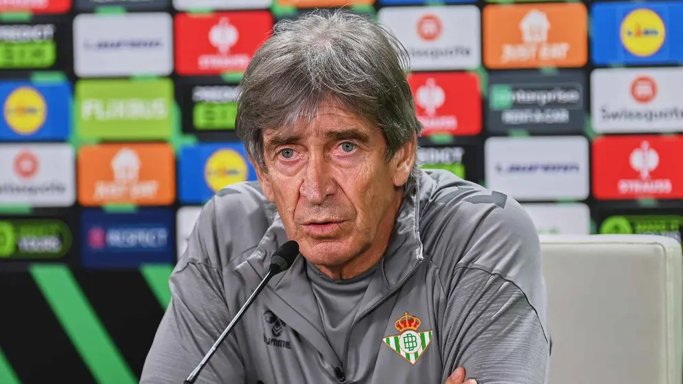 Manuel Pellegrini en la rueda de prensa previa al Real Betis - Vitoria Guimaraes | Salvador L&oacute;pez Medina para El MIRA