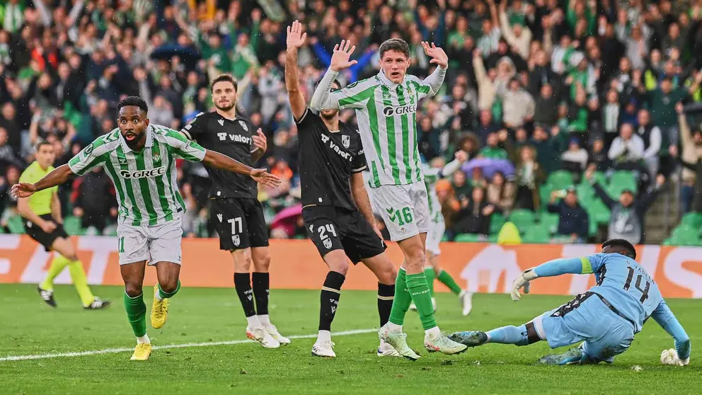 Gol anulado a Bakambu en el Real Betis - Vitoria Guimaraes | Salvador L&oacute;pez Medina para El MIRA