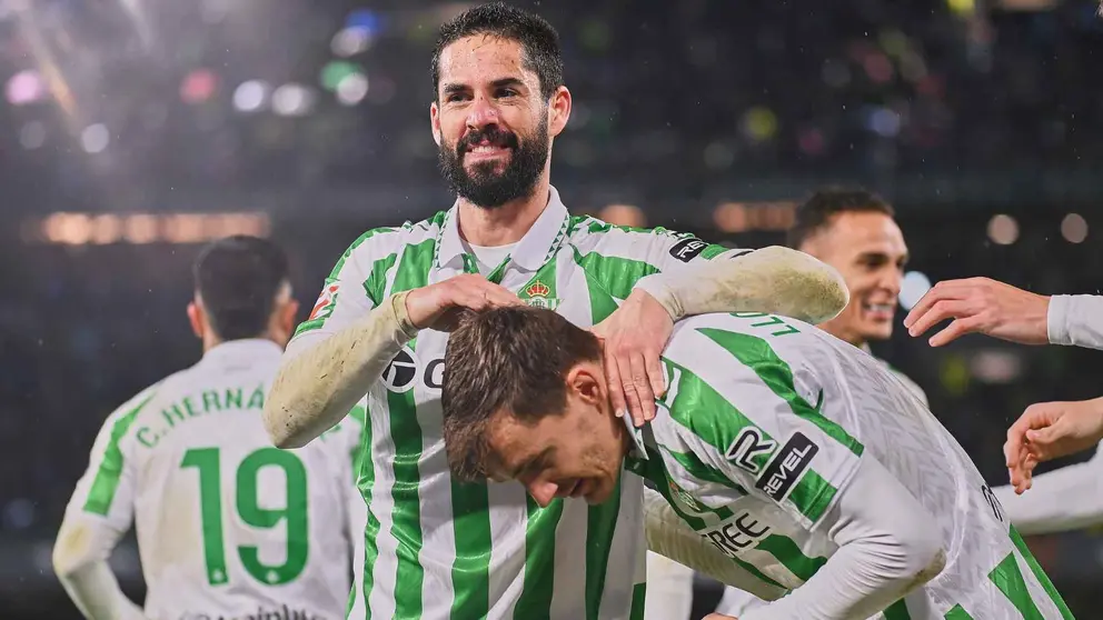 Isco y Diego Llorente en el Real Betis - UD Las Palmas | Salvador L&oacute;pez Medina para El MIRA