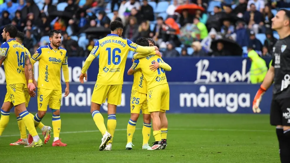 Los jugadores del C&aacute;diz CF celebran uno de los goles anotados ante el M&aacute;laga CF | CCF