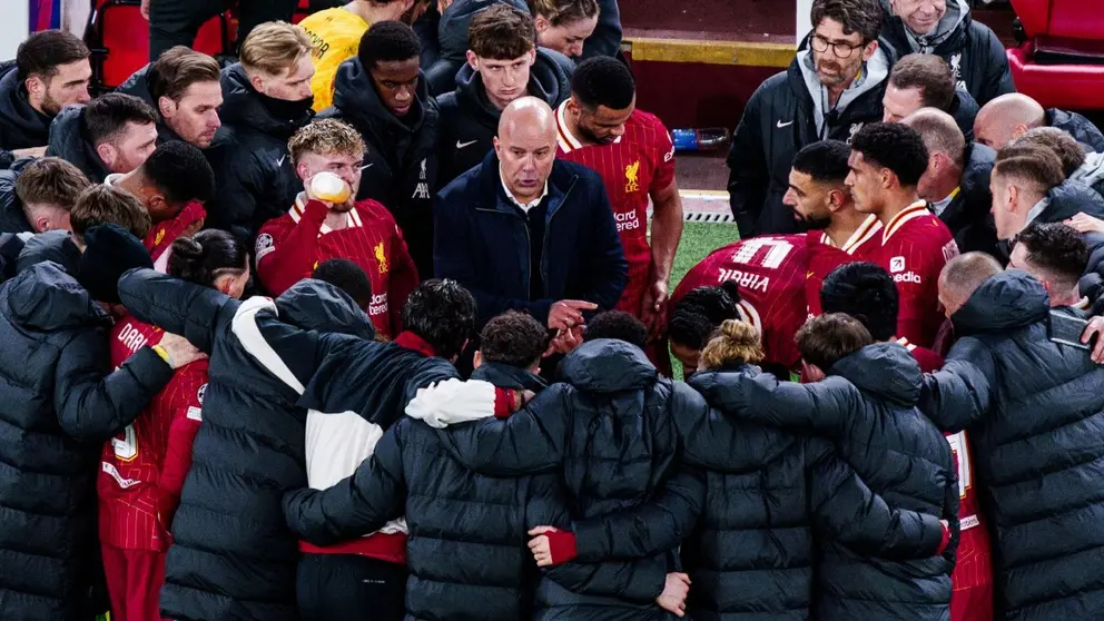 Arne Slot y los jugadores del Liverpool tras ser eliminados en la Champions League | LFC