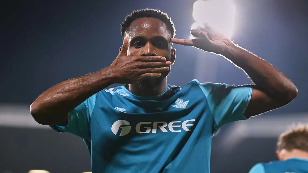 Bakambu celebra su segundo gol en el Vitoria Guimaraes - Real Betis | Salvador L&oacute;pez Medina para El MIRA